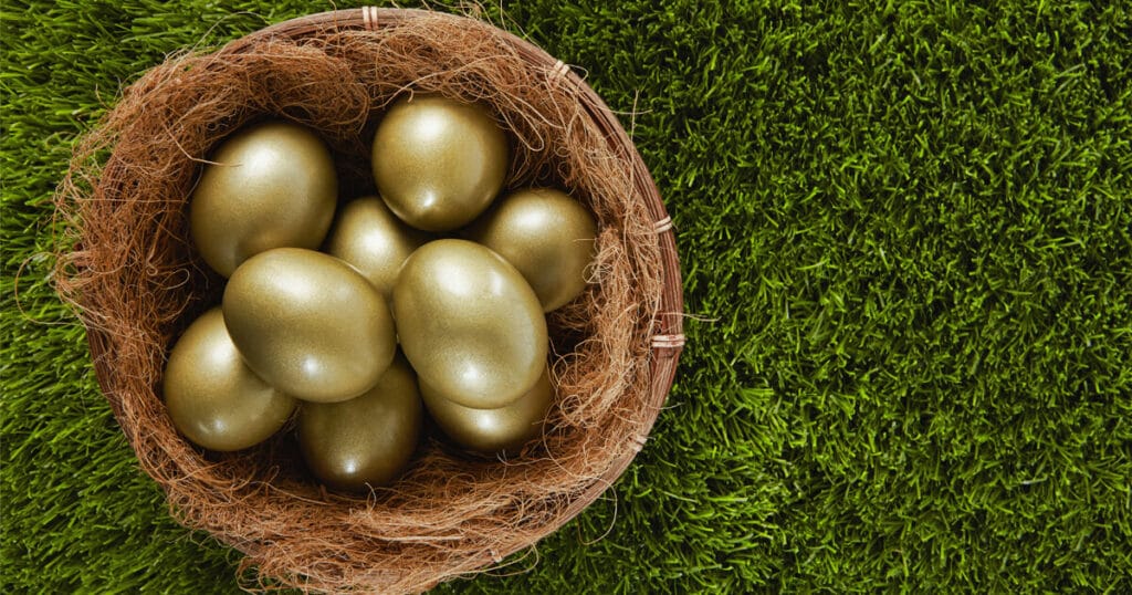 סל ביצים על הדשא