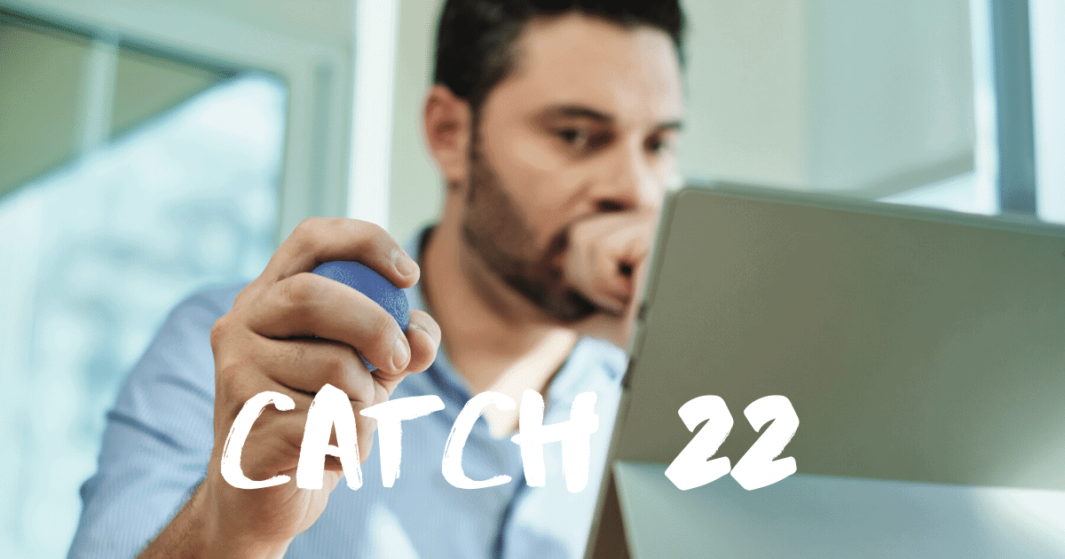 מישהו רושם מלכוד על לוח