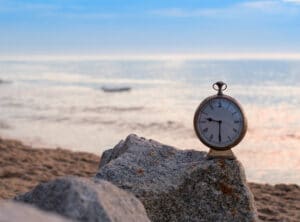 שעון כיס על אבן